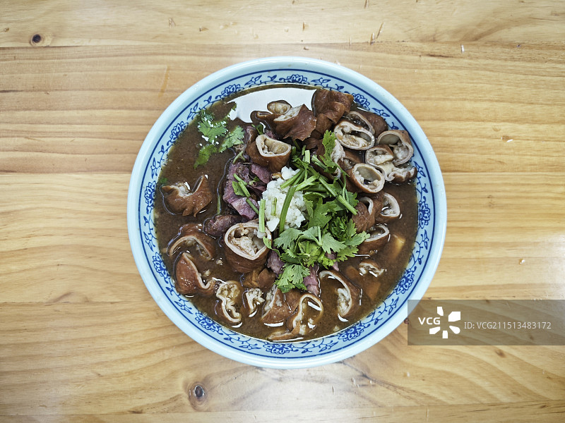 一碗热腾腾的卤煮火烧，适合秋天来享用图片素材