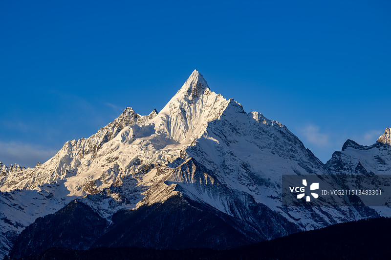 云南迪庆香格里拉德钦县飞来寺梅里雪山缅茨姆峰/神女峰日照金图片素材