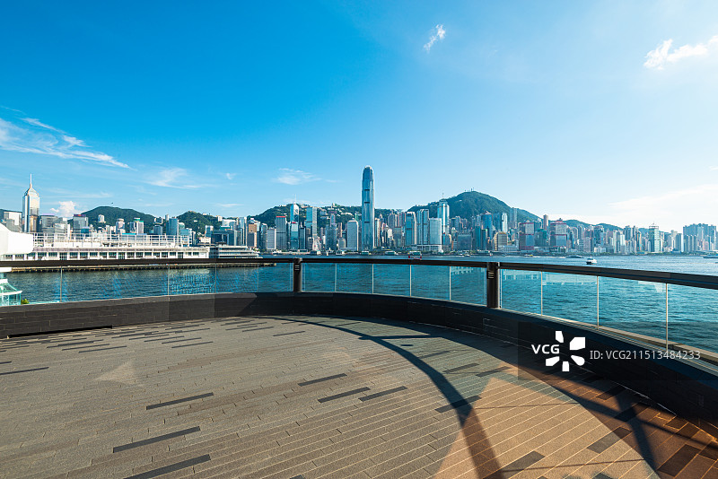 尖沙咀中港城码头远眺香港城市建筑与太平山都市风光背景图片图片素材