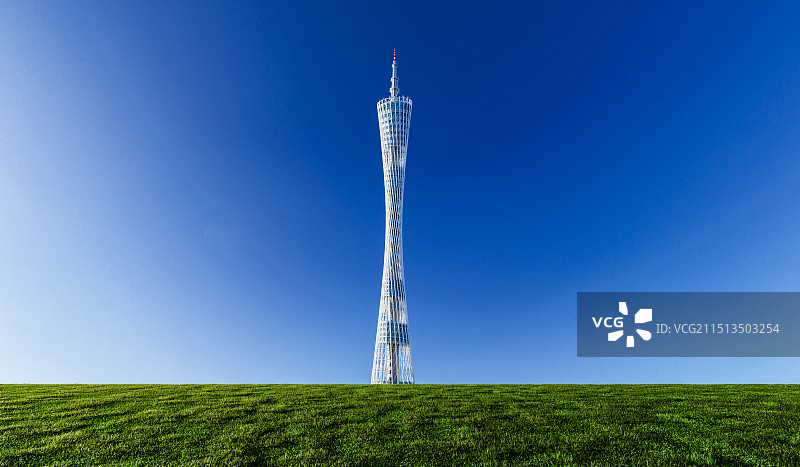 晴朗天空下的中国广东广州塔白天景色图片素材