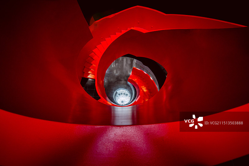 红色抽象旋转楼梯设计感艺术品图片素材