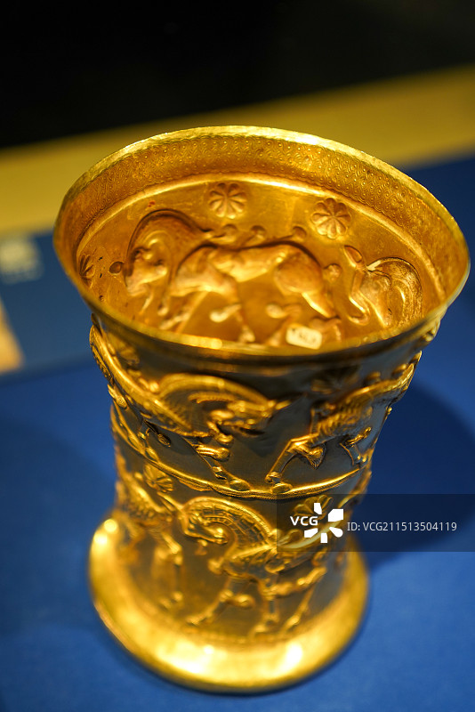 上海博物馆 “古波斯的荣耀——伊朗文物精华展”，铁器时代，吉兰省，动物纹金杯图片素材