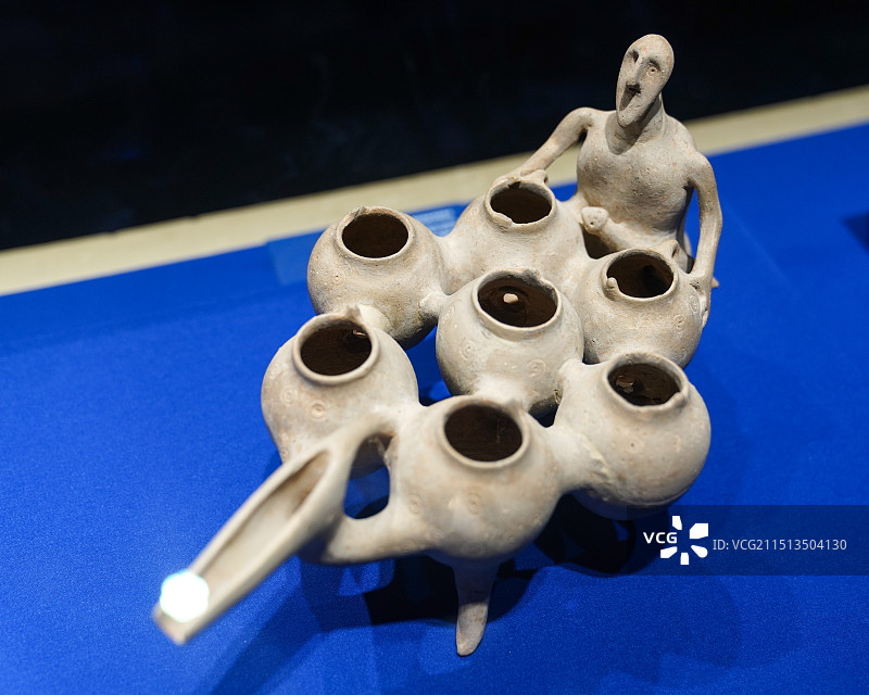 上海博物馆 “古波斯的荣耀——伊朗文物精华展”，吉兰省，铁器时代，卡卢拉兹遗址，多罐人像陶来通图片素材