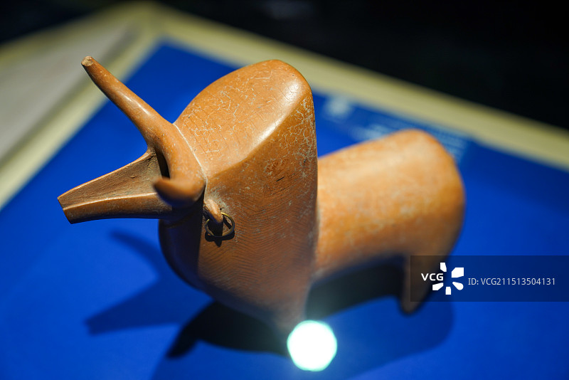 上海博物馆 “古波斯的荣耀——伊朗文物精华展”，吉兰省，铁器时代，瘤牛陶来通图片素材
