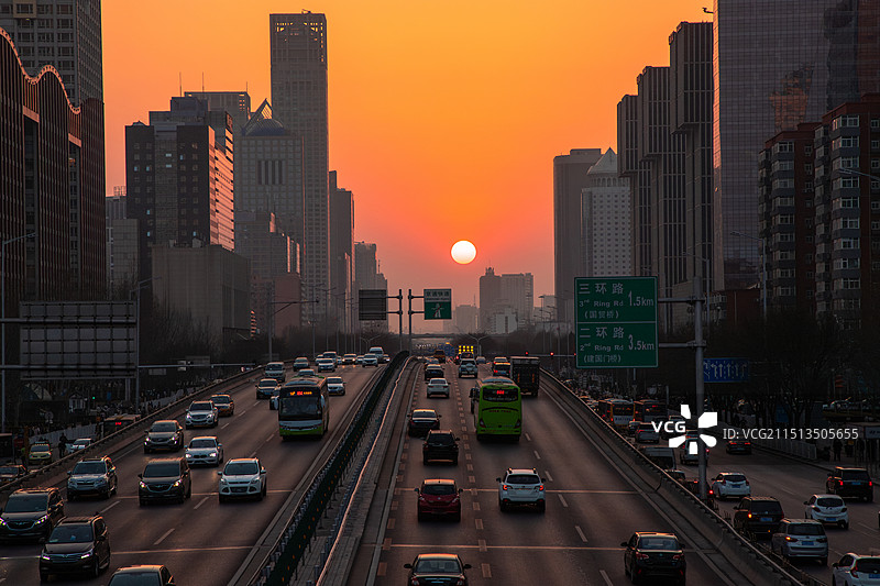 城市道路高楼车流日落图片素材
