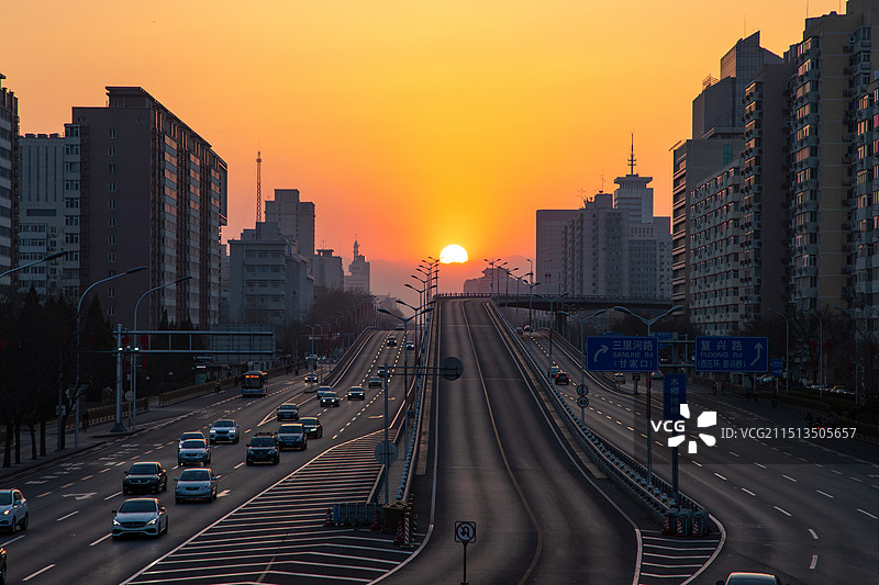城市道路高楼车流日落图片素材