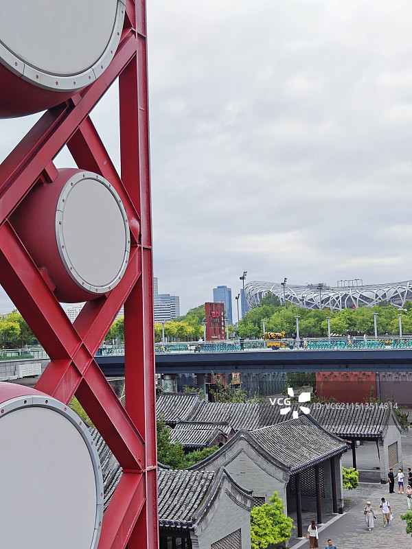 穿越红白的梦幻隧道，鸟巢轻语，铁塔笑靥，北京的心跳，在古老与未来间轻舞。️"图片素材