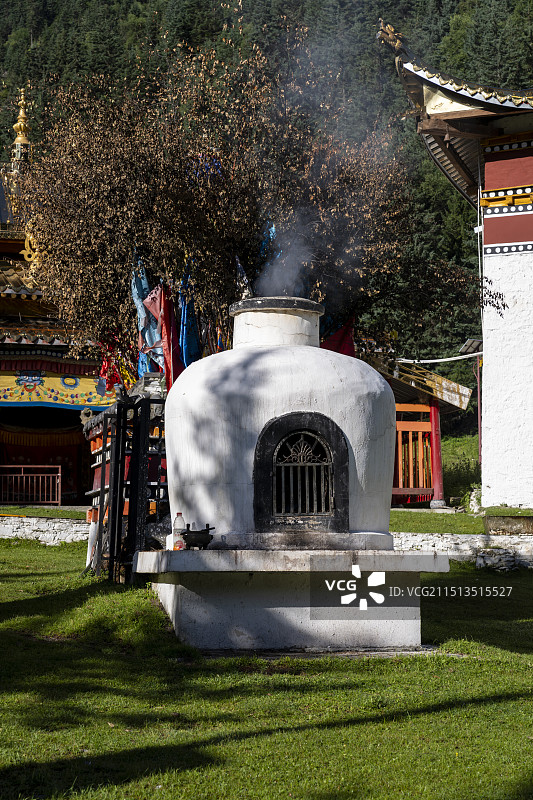 川西藏族寺庙里冒着青烟的香炉图片素材