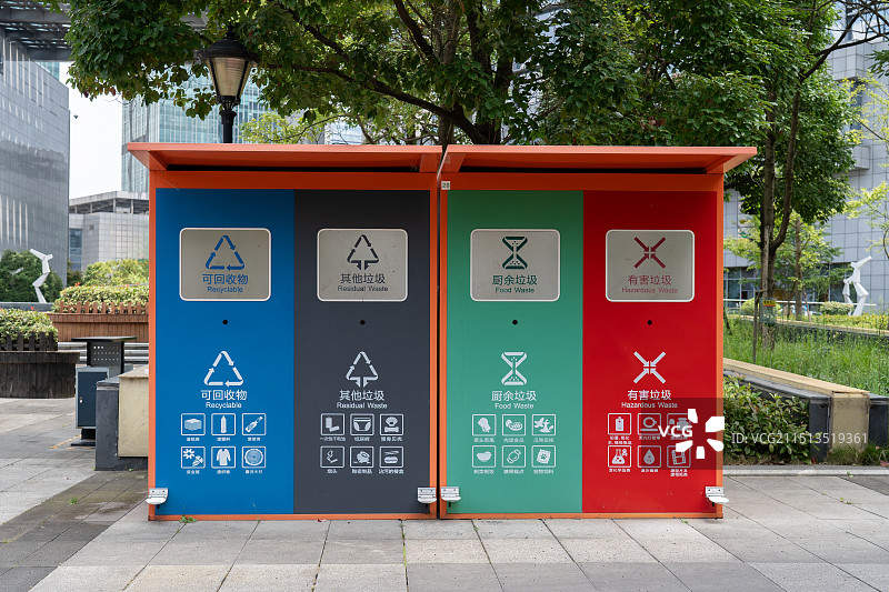 城市街道上的智能回收垃圾分类站图片素材