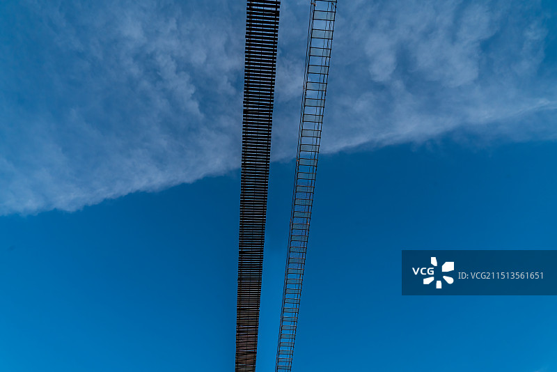 郑州市，塔山旅游渡假区，天桥，云景图片素材