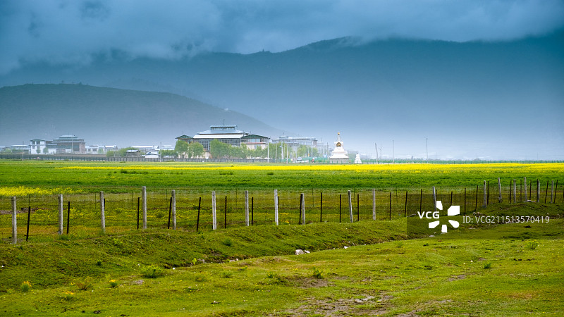 清晨薄雾远眺香格里拉和谐塔中塔图片素材