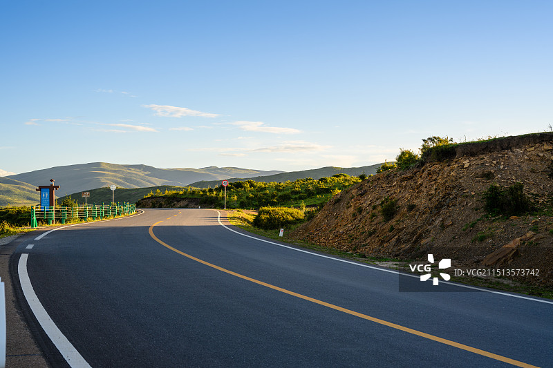 四川省阿坝若尔盖大草原九红草原风光路图片素材