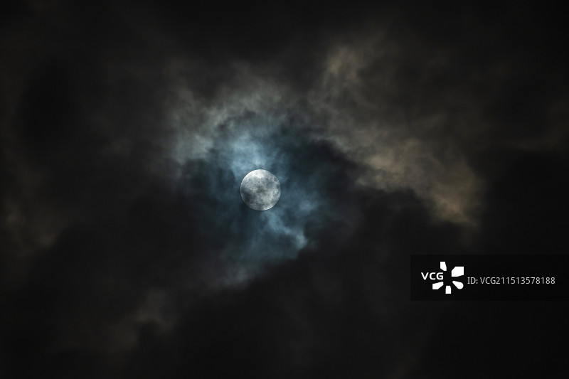 满月在乌云后图片素材