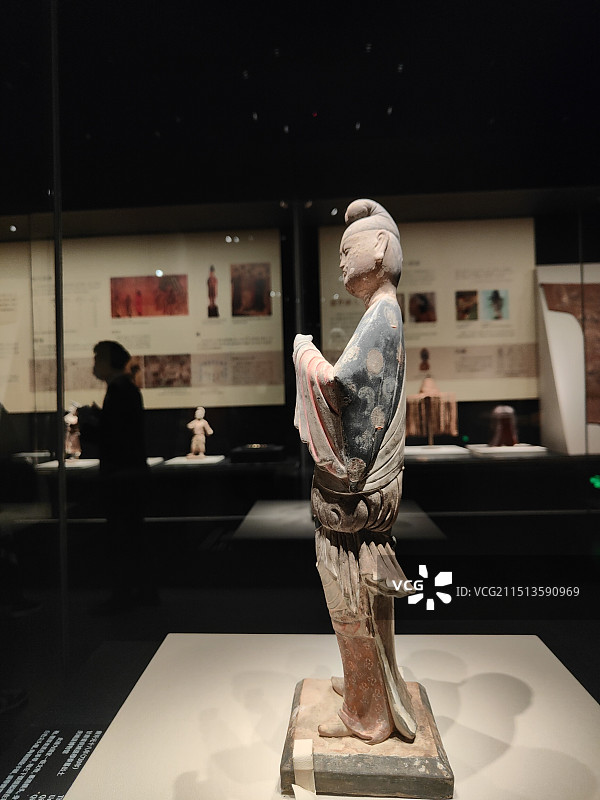 甘肃省庆城县唐代开元穆泰墓出土的男女俑图片素材