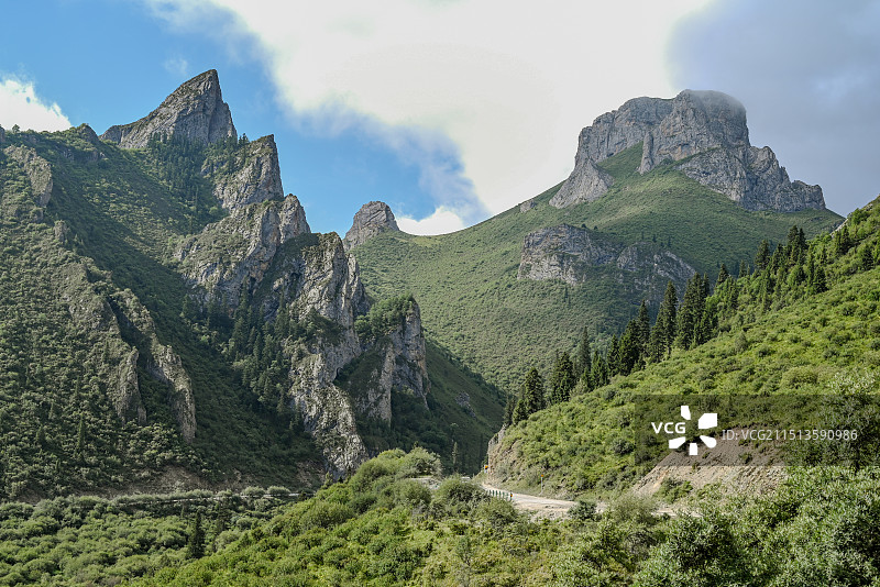 甘南甘南藏族自治区江迭公路 形如剑龙背部剑板的石头山图片素材