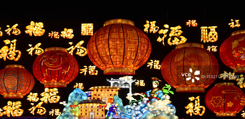 中国传统节日——春节、元宵节，夜间悬挂的中国灯笼与福字照明设备的正面低视角视图图片素材