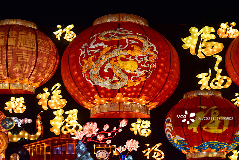 中国传统节日——春节、元宵节，夜间悬挂的中国灯笼与福字照明设备的正面低视角视图图片素材