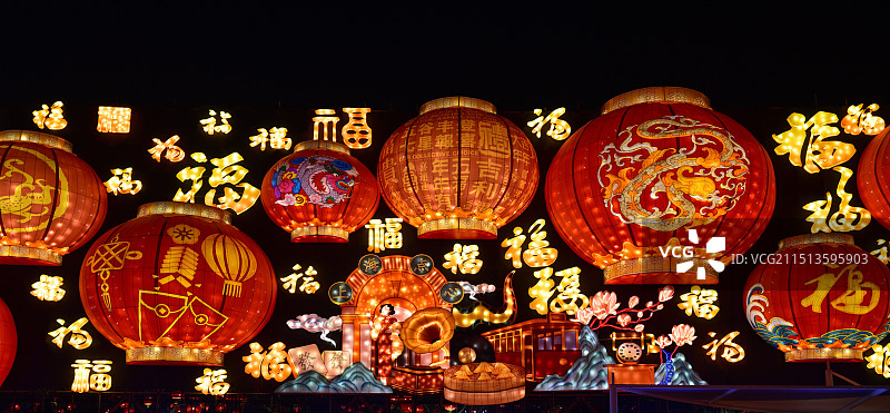 中国传统节日——春节、元宵节，夜间悬挂的中国灯笼与福字照明设备的正面低视角视图图片素材