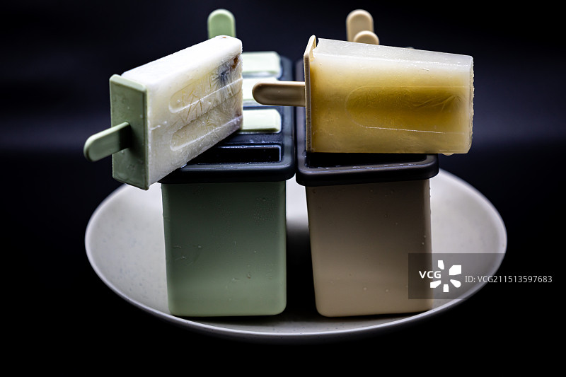 夏天冷饮冰糕雪糕的制作步骤.冰糕雪糕棚内特写镜头图片素材