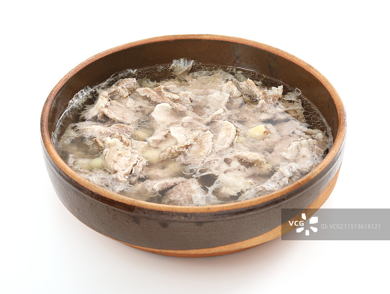 白色桌面上的广东特色煲汤清蒸猪肉汤图片素材