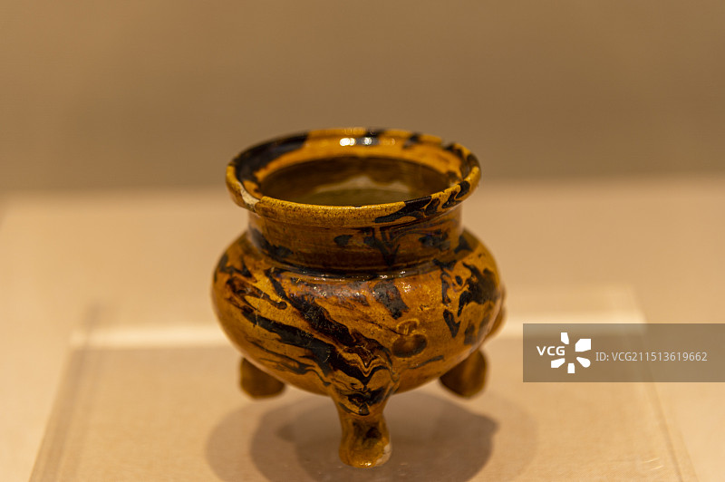黄釉淋粉三足鬲式炉图片素材