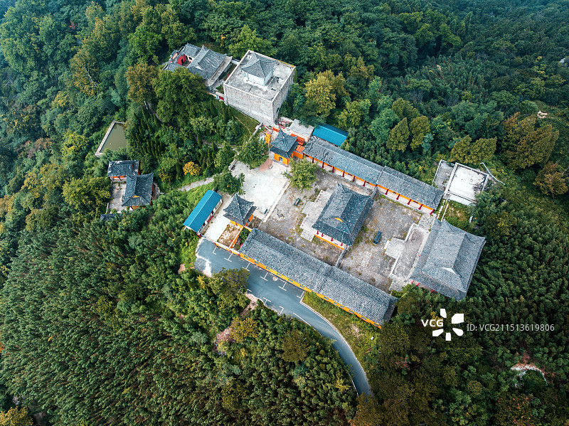 航拍视角--河南信阳鸡公山活佛寺图片素材