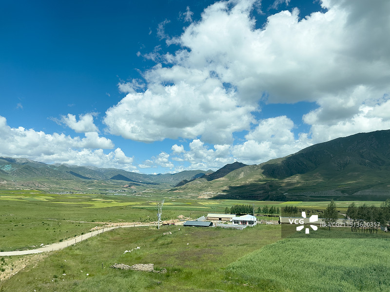 蓝天下的西北乡村风光图片素材