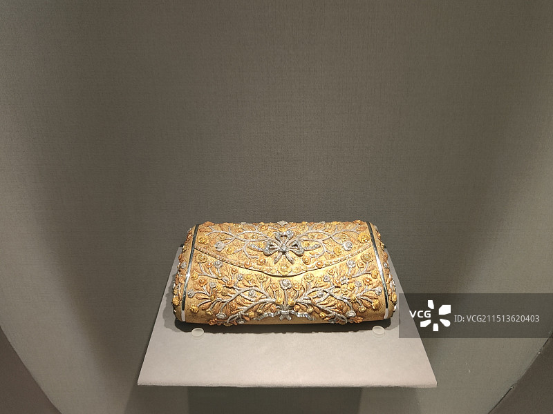 成都博物馆“风华万象”展出的西方20世纪晚宴包时尚设计图片素材