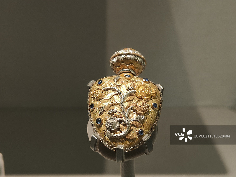 成都博物馆“风华万象”展出的西方20世纪晚宴包时尚设计图片素材