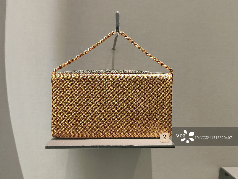 成都博物馆“风华万象”展出的西方20世纪晚宴包时尚设计图片素材