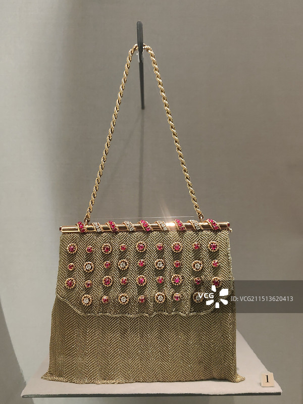 成都博物馆“风华万象”展出的西方20世纪晚宴包时尚设计图片素材