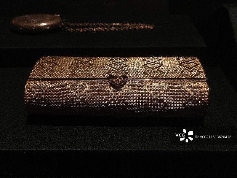 成都博物馆“风华万象”展出的西方20世纪晚宴包时尚设计图片素材