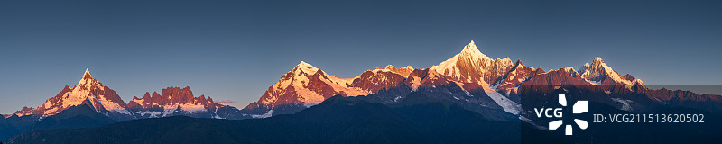 梅里雪山太子十三峰日照金山全景图片素材