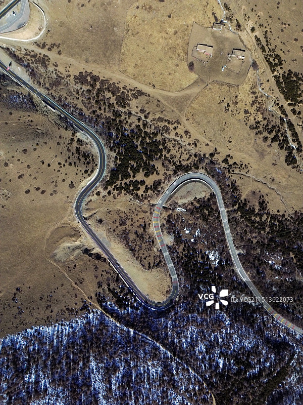 高原上的崎岖小路图片素材