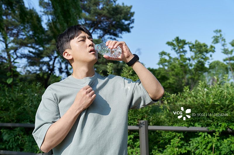男人，夏天，炎热，热浪，中暑，水，饮用图片素材