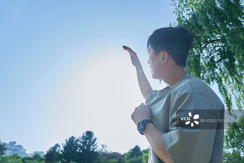 男人，夏季，炎热，阳光，热浪图片素材