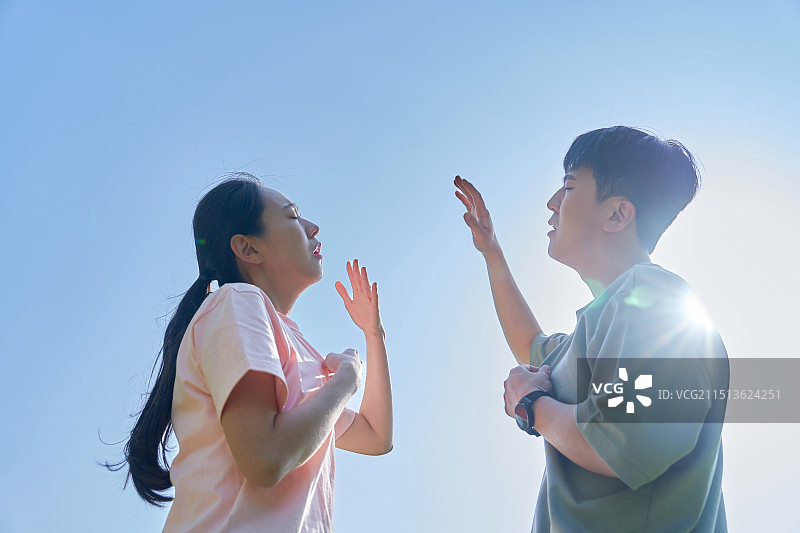 男人，夏季，炎热，阳光，热浪图片素材