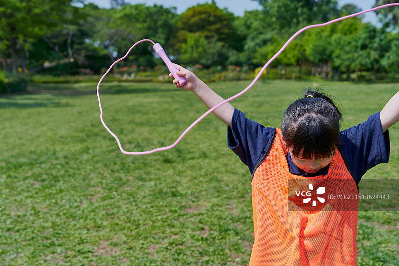 孩子、女孩在公园里跳绳图片素材