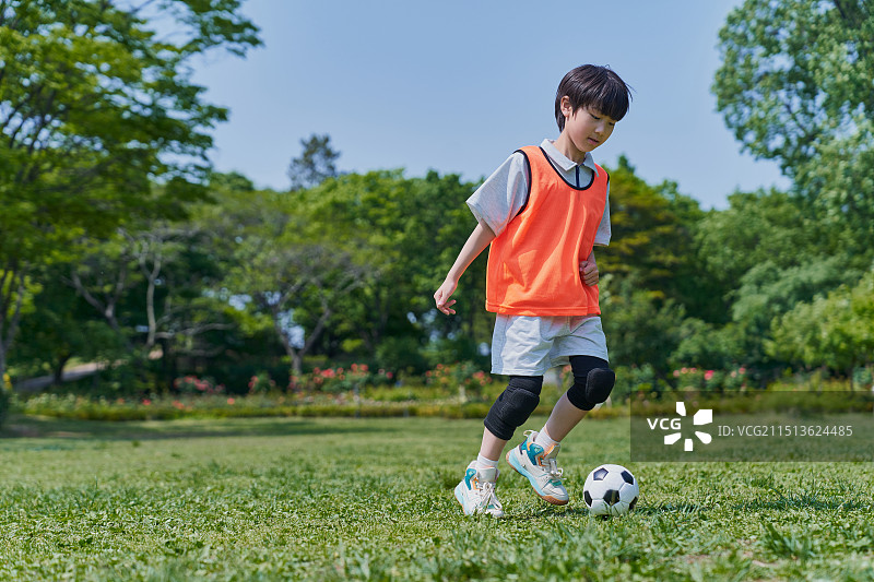 儿童运球踢足球图片素材