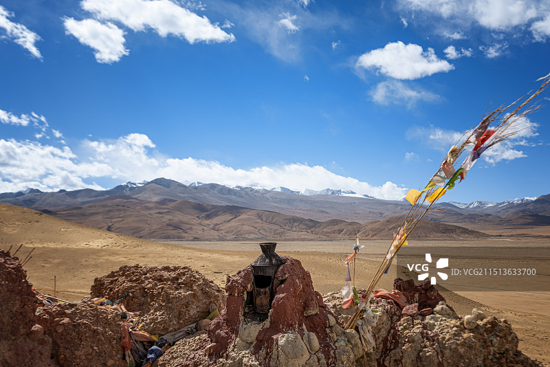 西藏定日藏传佛教祭祀场与远方卓奥友峰图片素材