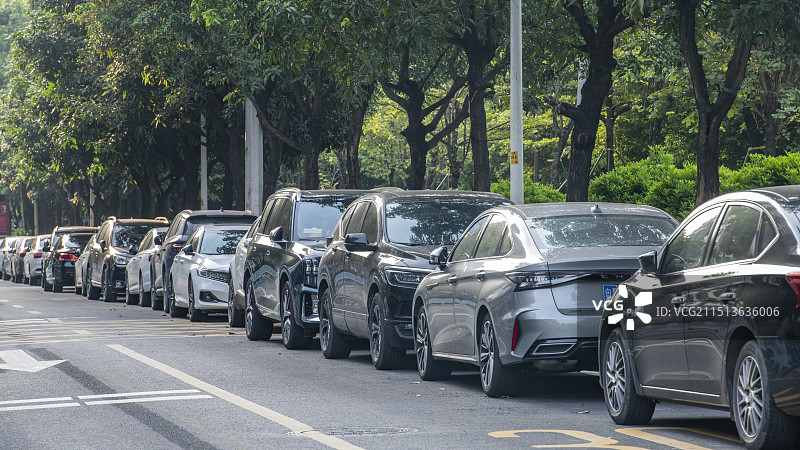 城市街道上停放的汽车图片素材