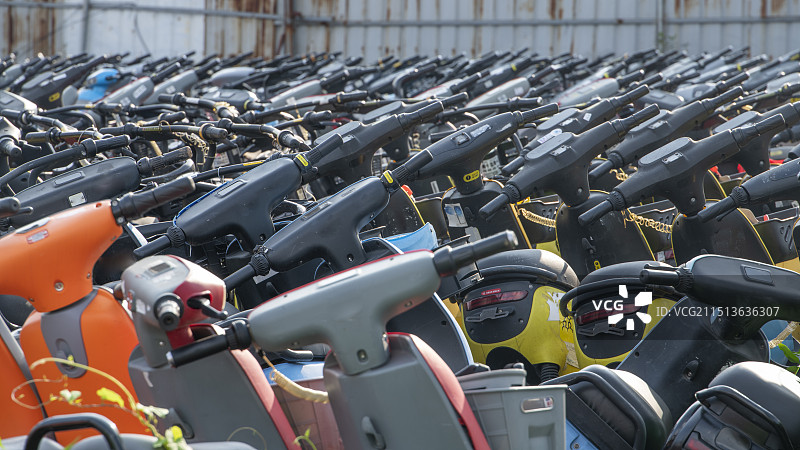 大量积压的公共电动自行车图片素材