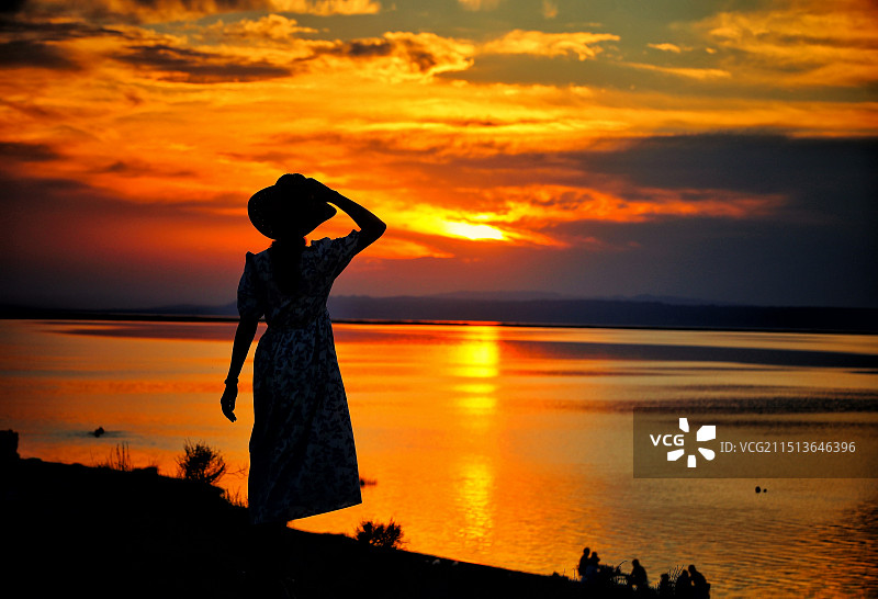 新疆阿勒泰福海县“乌伦古湖”日落晚霞图片素材