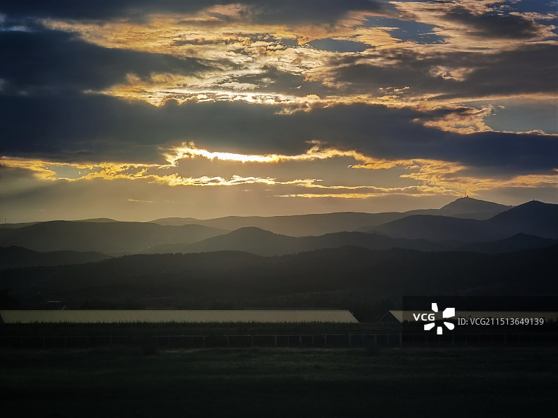 夕阳西下山峦倒影风景图片素材