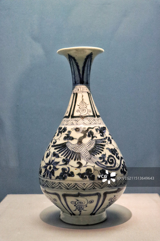 中国国家博物馆-元代青花双凤穿缠枝莲纹玉壶春瓶图片素材