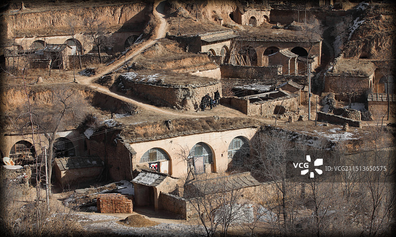 朱官寨乡，依山而建的窑洞村落图片素材