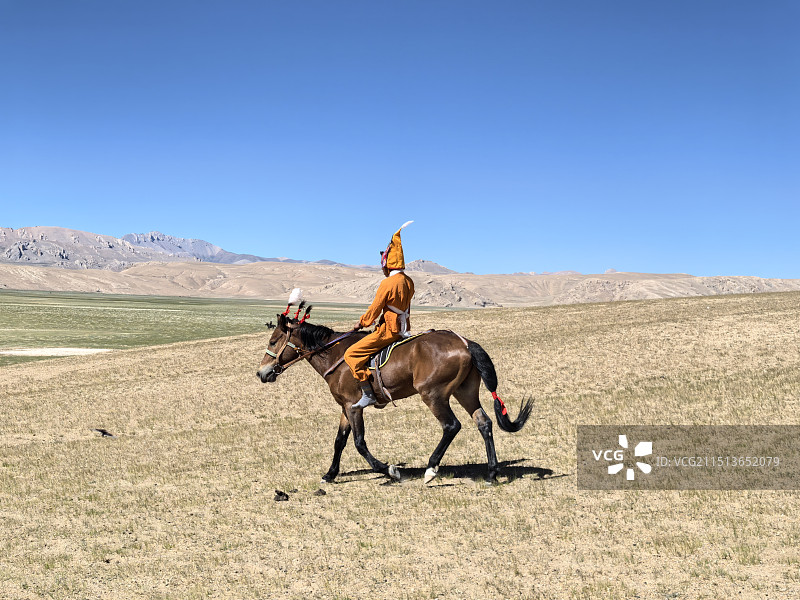 赛马的藏族少年图片素材