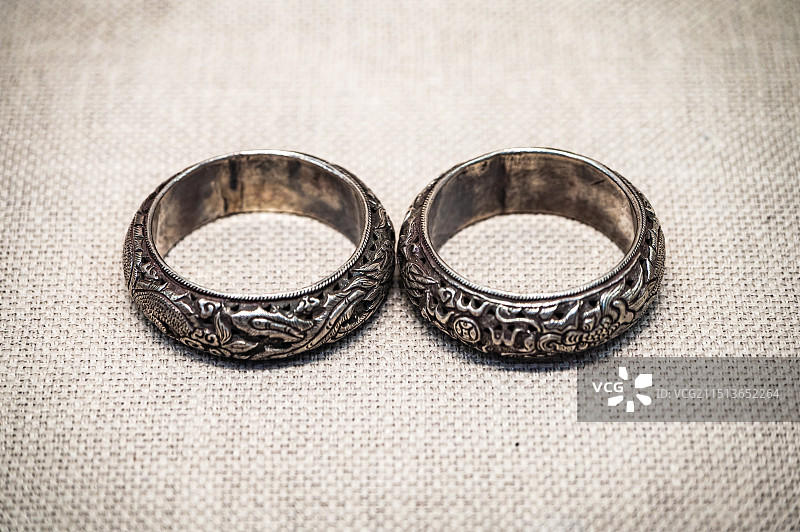 新疆吐鲁番博物馆展出的清代彝族錾花镂空龙凤纹银手镯图片素材