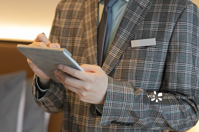 酒店服务员正在记笔记图片素材