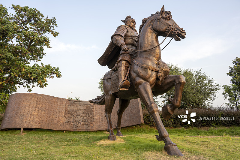 襄阳古城邓愈将军骑马雕像景点建筑城市旅游风光图片素材